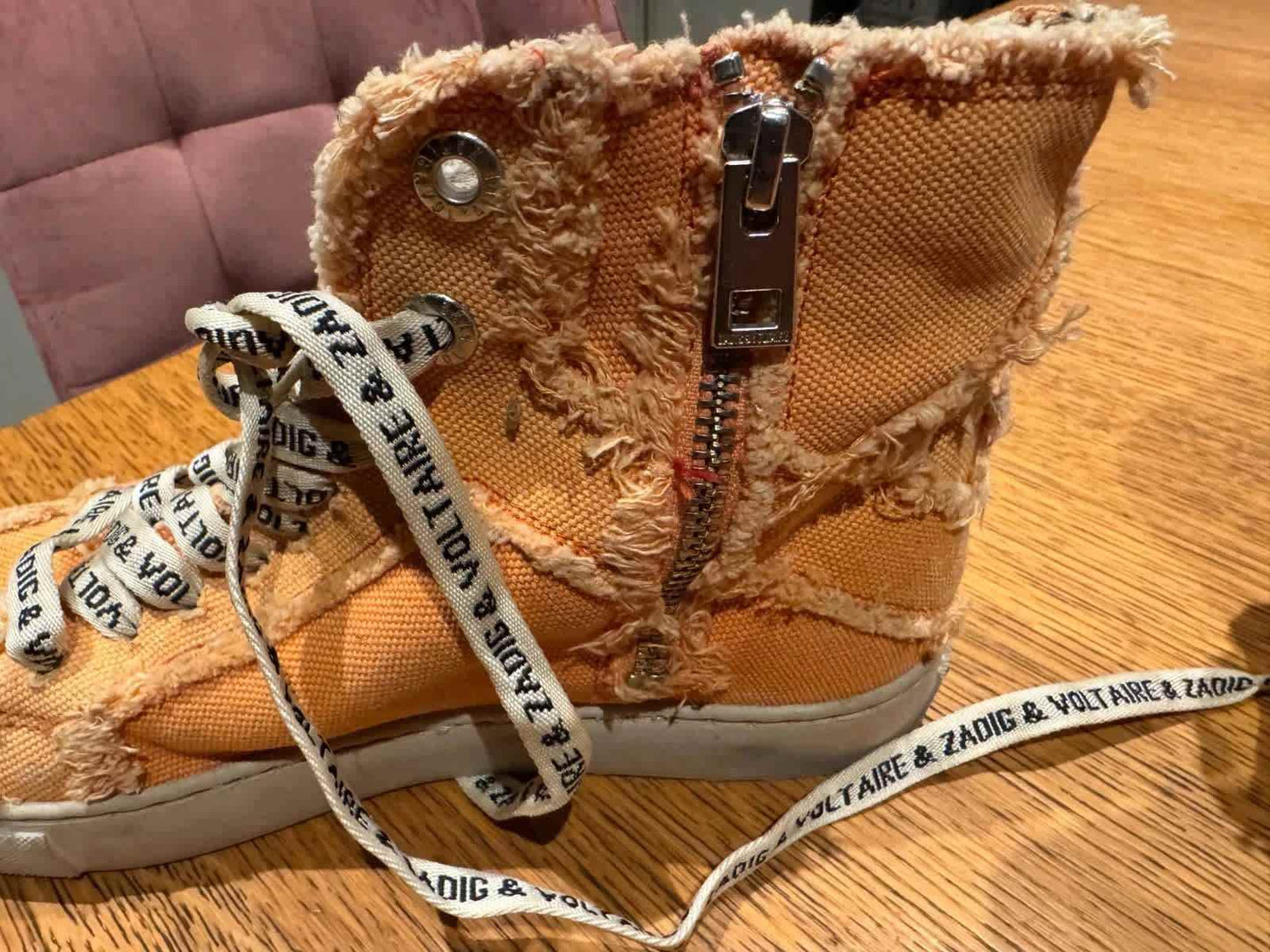 Baskets montantes orange en tissu, de Zadig & Voltaire, avec fermeture éclair latérale et lacets logotypés.