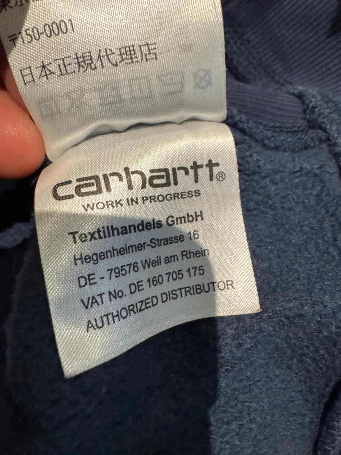 Sweat à capuche Carhartt Wip d'occasion, par Carhartt, avec étiquette d'entretien et logo de la marque visibles.