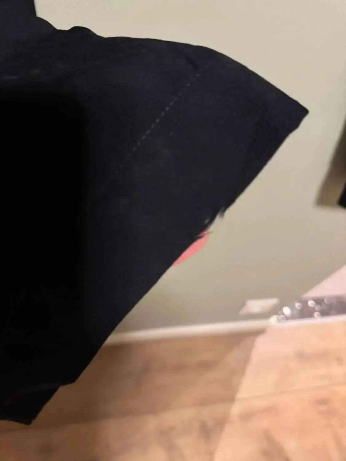 Pantalon ample noir de Marni, montrant un ourlet défait et des coutures apparentes.