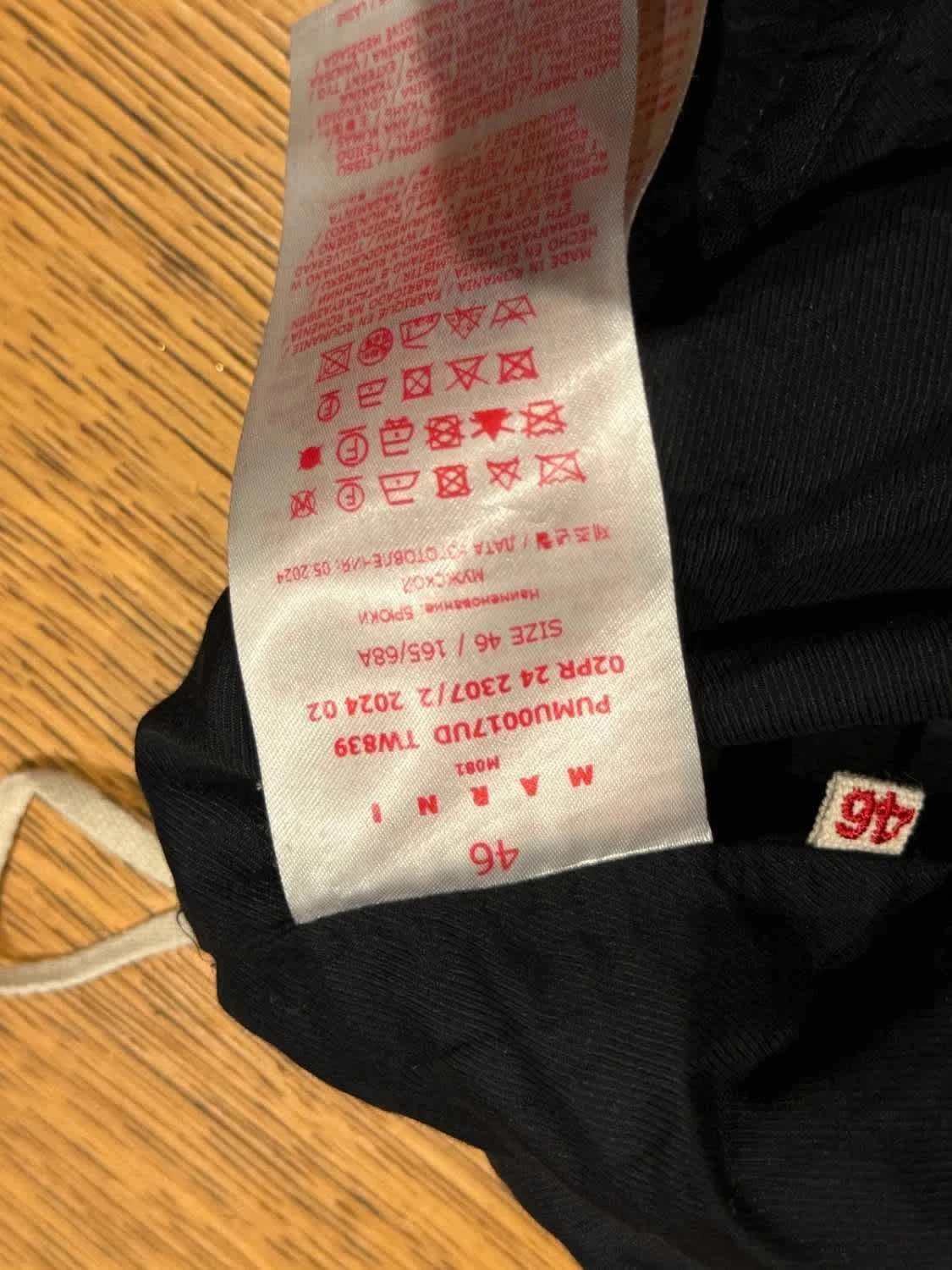 Étiquette d'un pantalon ample noir taille 46 de Marni, avec instructions d'entretien et composition.