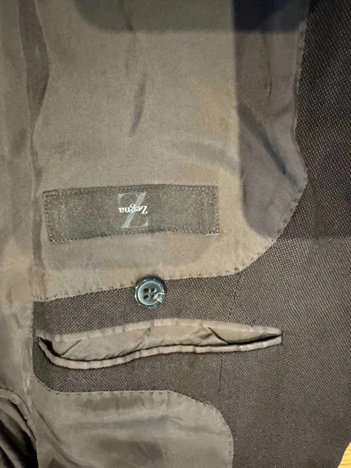 Blazer marron foncé taille XL de Zegna, avec une poche intérieure à bouton et une doublure élégante.