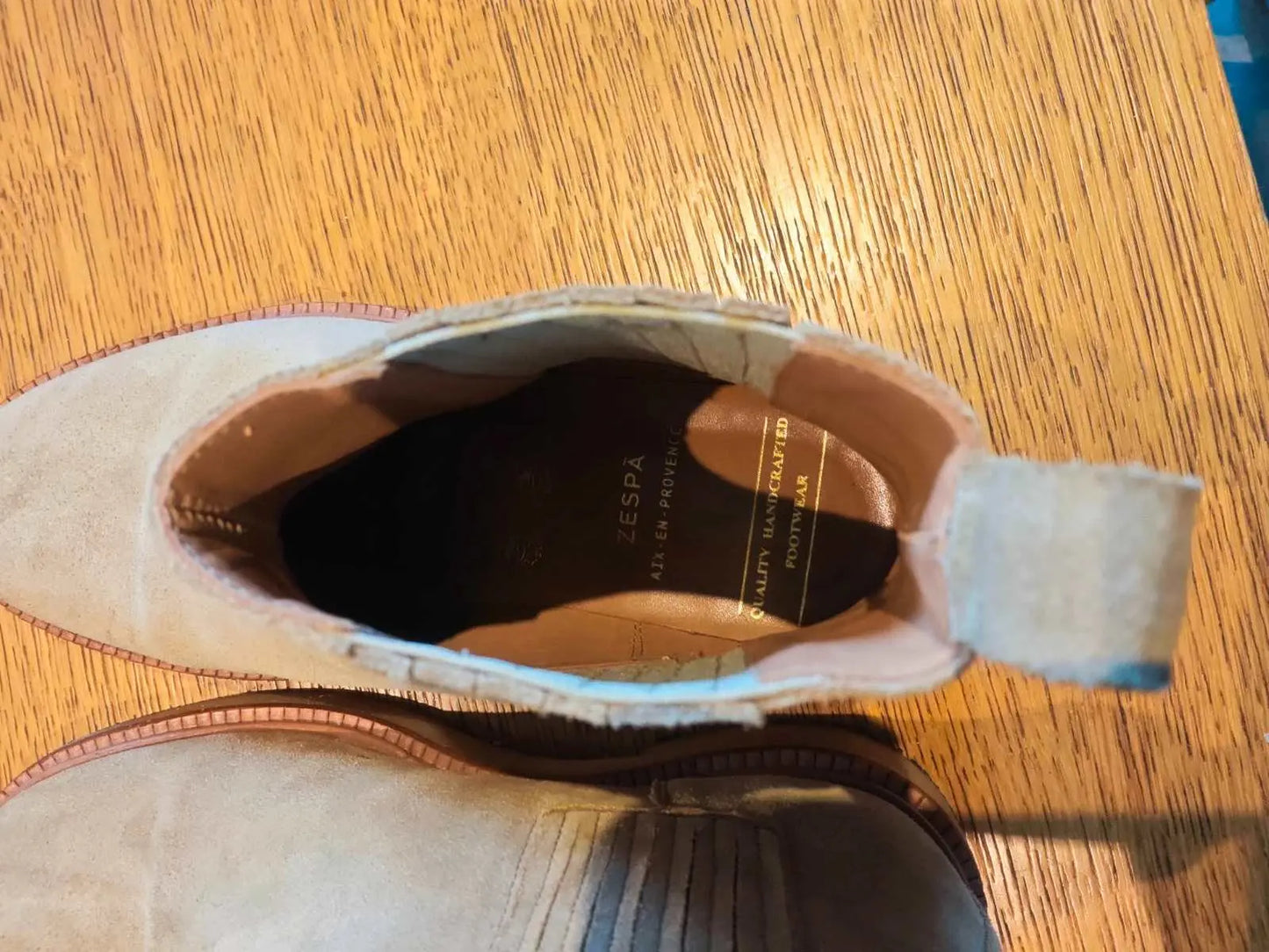 Bottines Chelsea en daim beiges de Zespa, avec semelles intérieures en cuir et élastiques latéraux.
