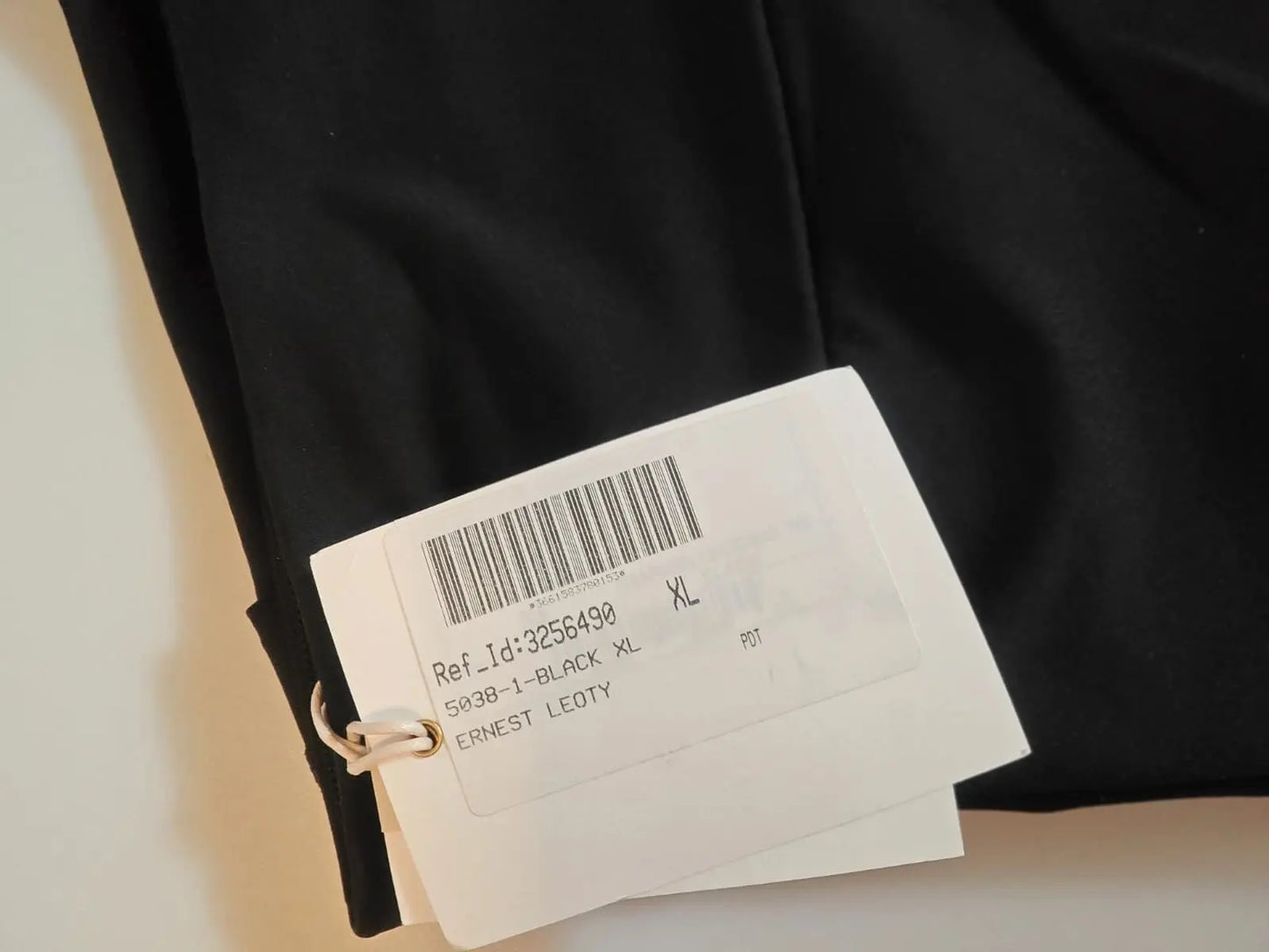Legging noir taille XL de Ernest Leoty, avec étiquette d'information attachée par une ficelle.