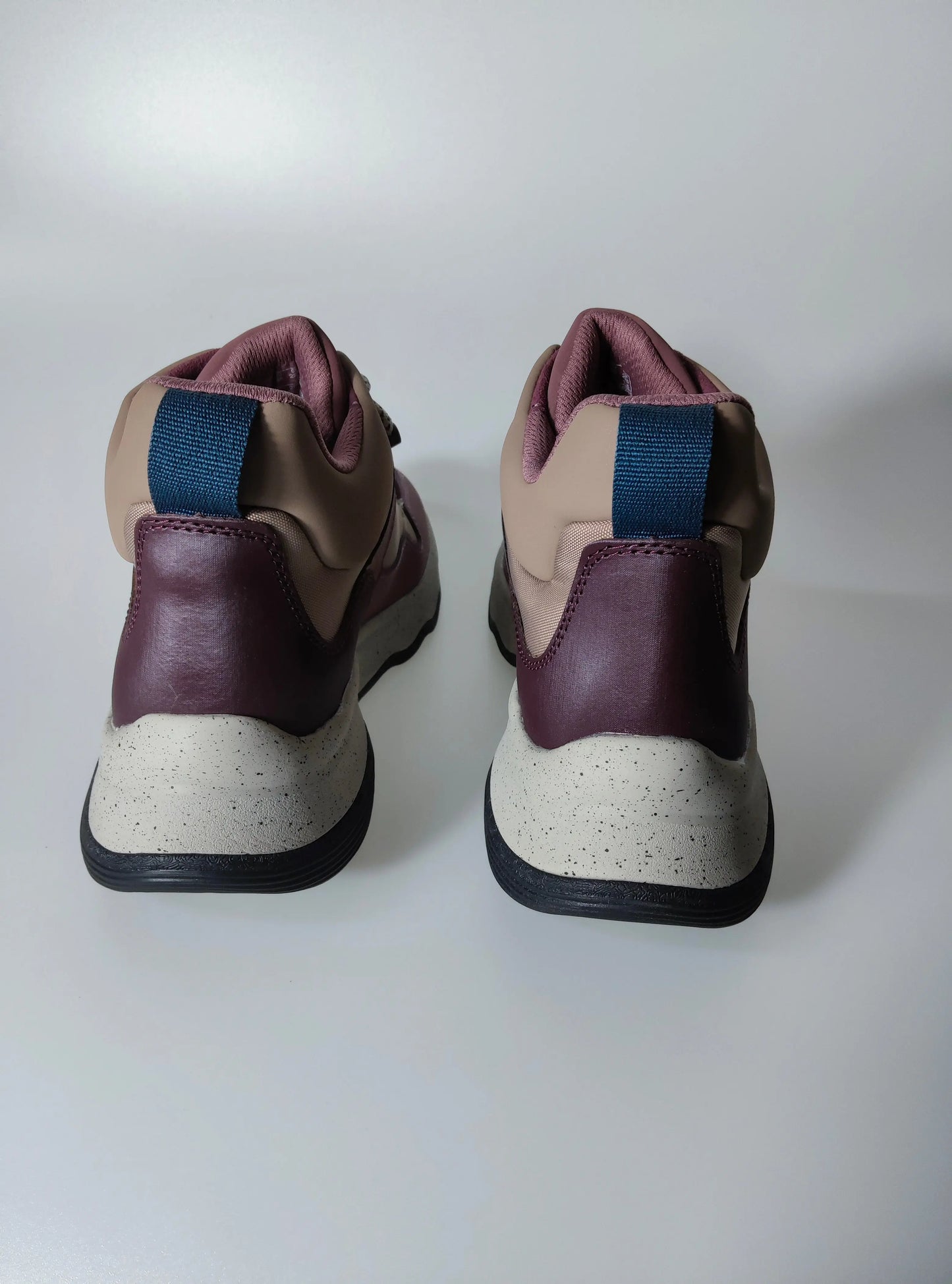 Bottes de randonnée marron et violettes pour femme de Clarks, avec semelles mouchetées et languettes bleues à l'arrière.