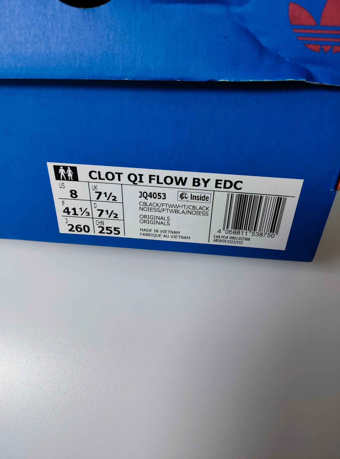 Boîte de chaussures Adidas Originals x CLOT Qi Flow avec étiquette d'information visible.