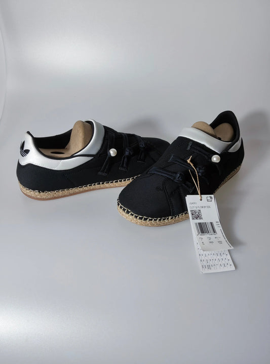 Baskets noires CLOT Qi Flow par Adidas Originals avec semelle en corde et ornementation de perles.
