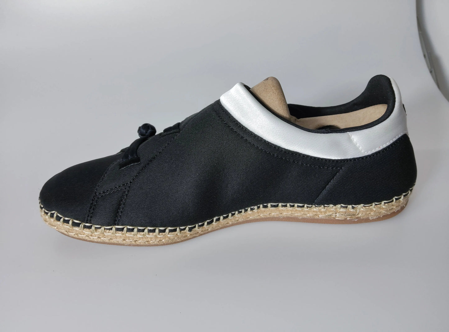 Espadrille noire Adidas Originals x CLOT, avec détail blanc au talon et semelle tressée.