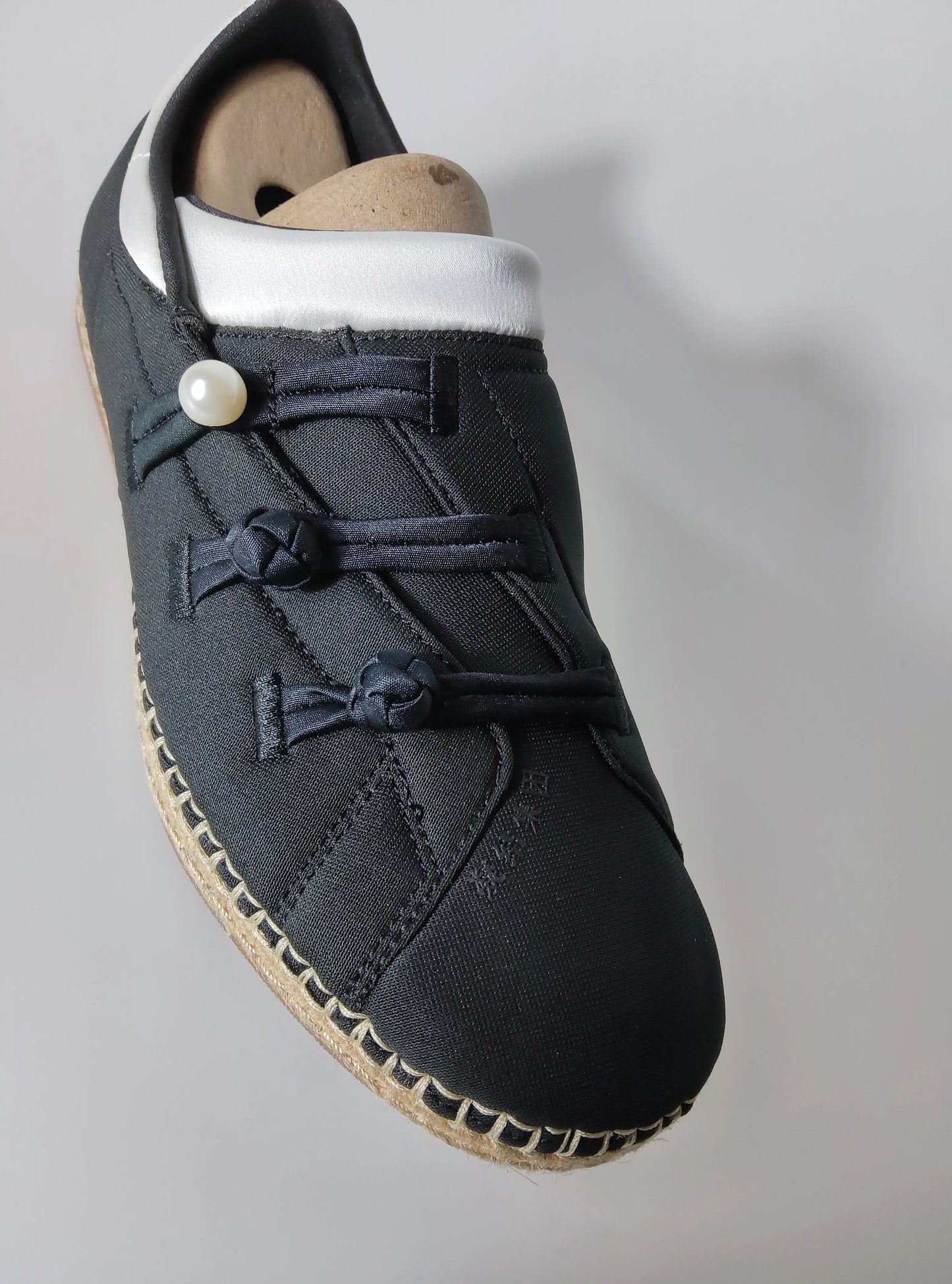 Espadrille noire Adidas Originals x CLOT, avec ornements de boutons noués et détail perle.
