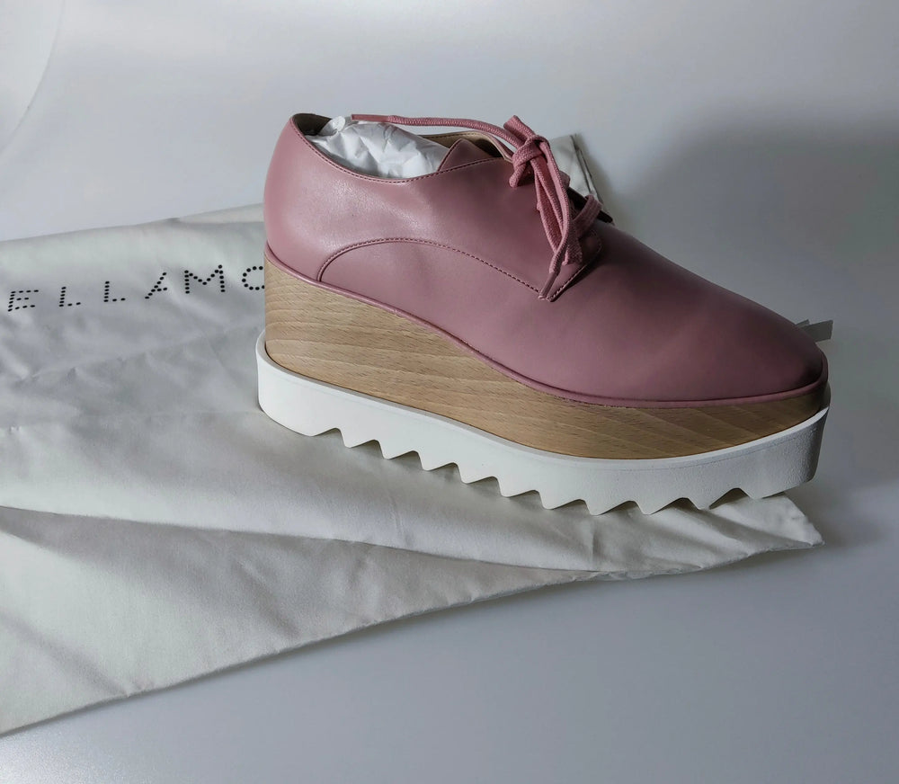 Sneaker plateforme Elyse rose pour femme de Stella McCartney, avec semelle blanche dentelée et assise plantaire en bois clair.