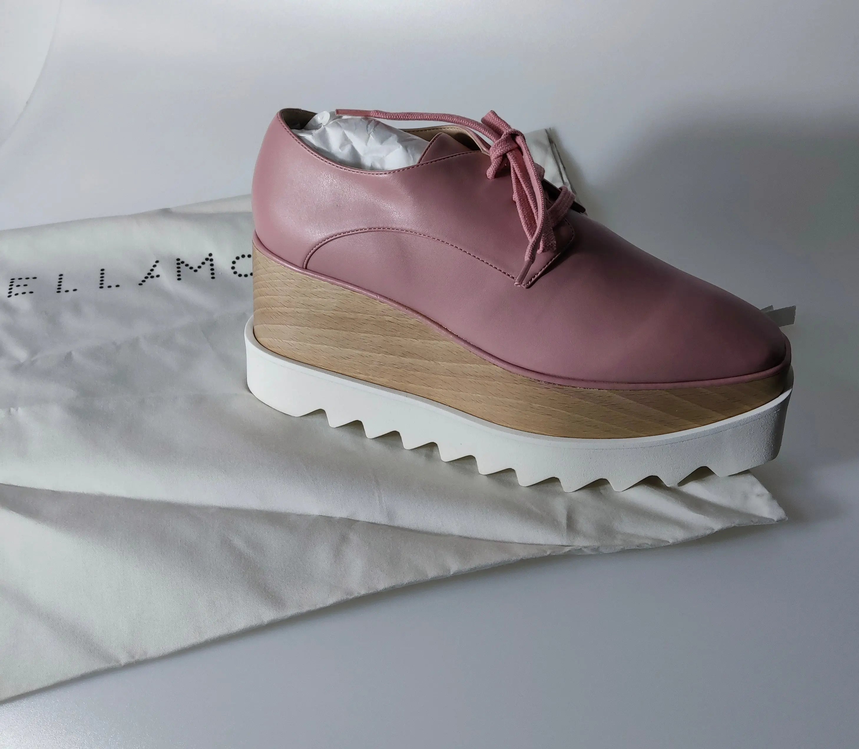 Sneaker plateforme Elyse rose pour femme de Stella McCartney, avec semelle blanche dentelée et assise plantaire en bois clair.