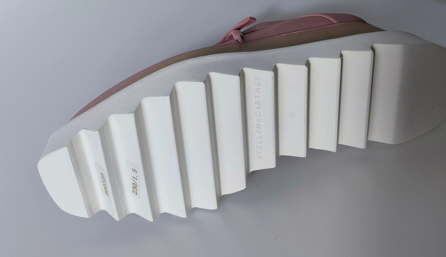 Sneaker plateforme rose pour femme de Stella McCartney, avec une semelle blanche épaisse et crantée.