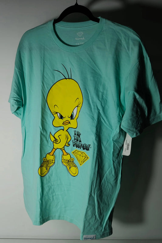 T-shirt bleu avec imprimé de Titi, de Diamond Supply Co., sur un cintre noir.