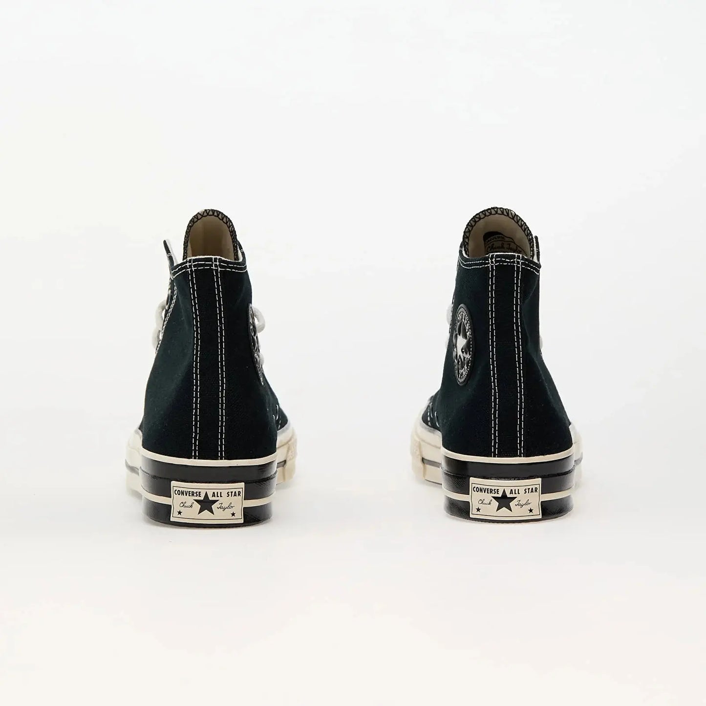 Baskets montantes Chuck 70 noires et blanches de Converse, vues de dos avec logo au talon.
