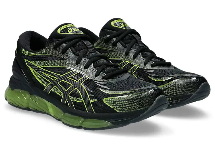 Chaussures de course noires et vert fluo Asics, avec semelle intermédiaire à bulles vertes apparentes.

