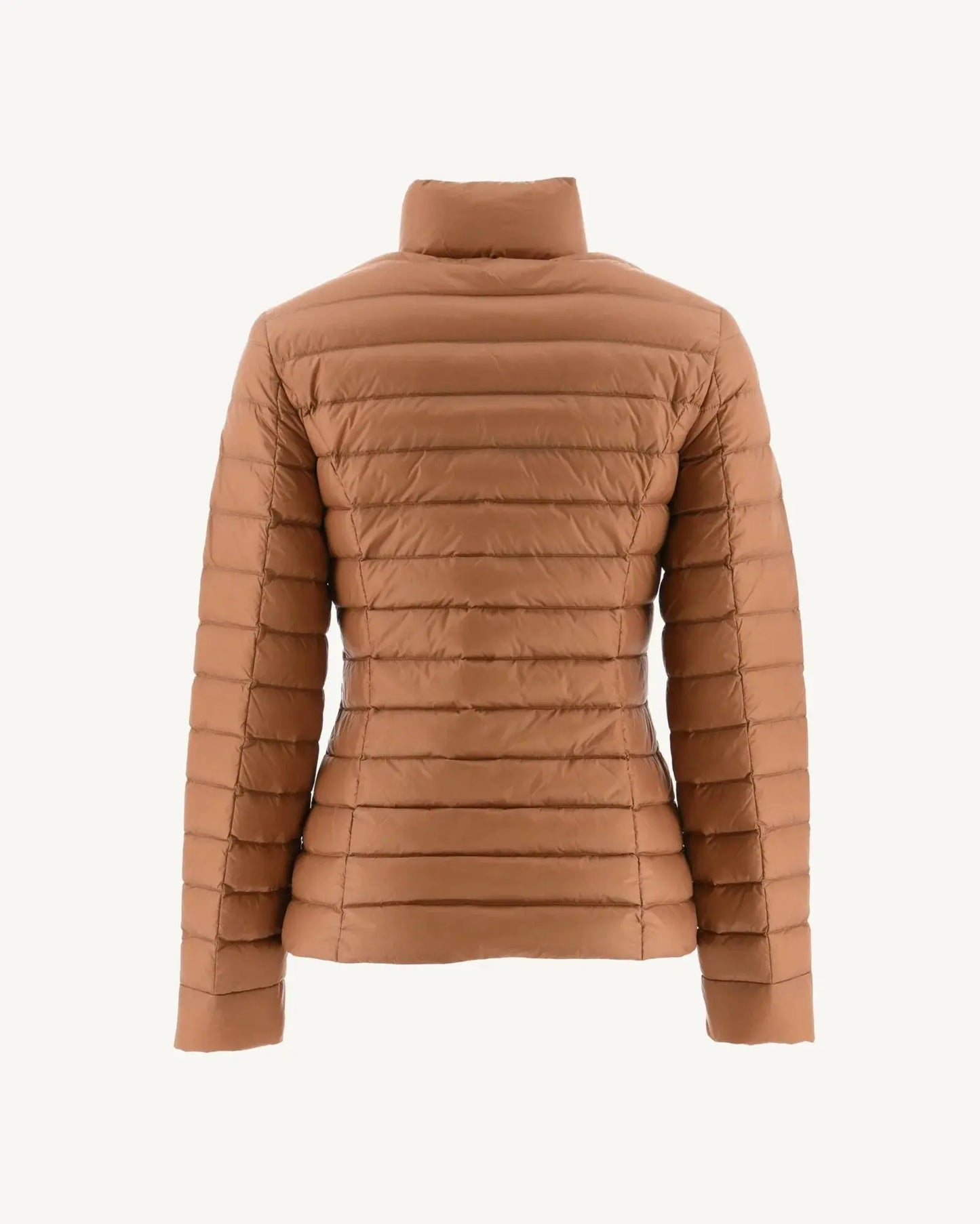 Doudoune caramel JOTT, vue de dos, avec col montant et motif matelassé horizontal.

