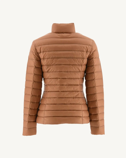 Doudoune caramel JOTT, vue de dos, avec col montant et motif matelassé horizontal.
