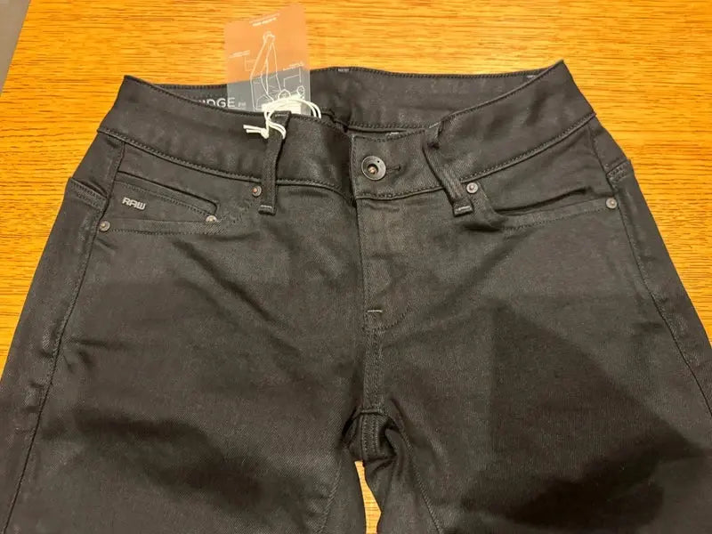 Jean noir super skinny de G-Star RAW, avec une étiquette attachée.
