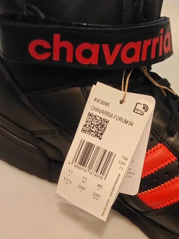 Baskets montantes en cuir noir et rouge par Adidas, modèle Chavarría Forum 84, avec étiquette.
