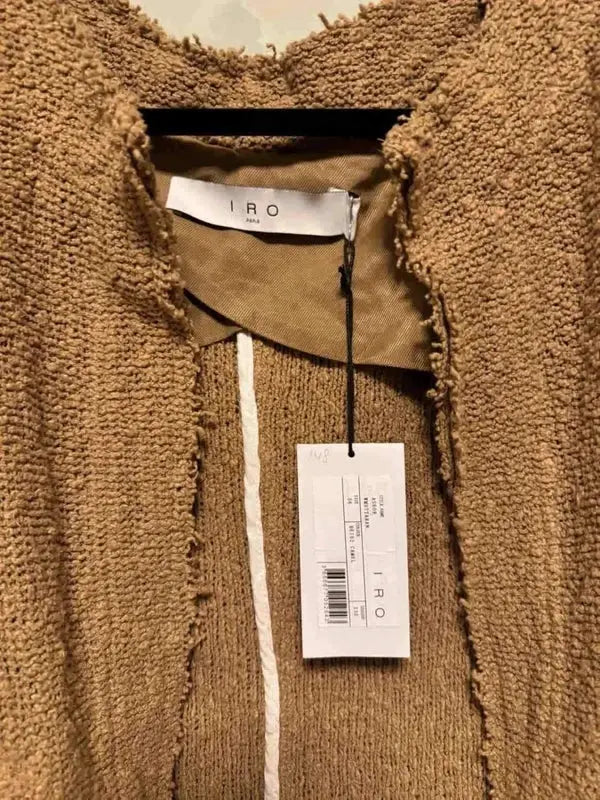 Veste camel texturée de IRO, avec une doublure intérieure marron et une étiquette blanche.