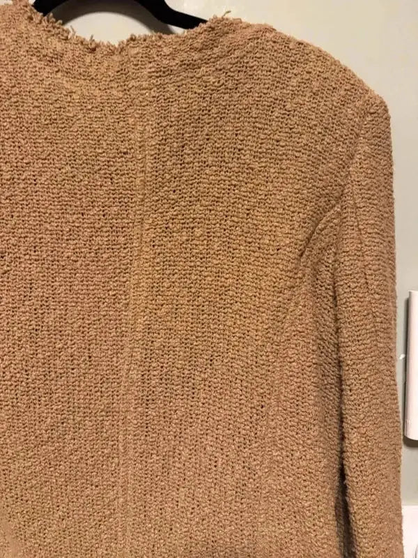 Veste camel par IRO, texturée avec un col effiloché, vue de dos.
