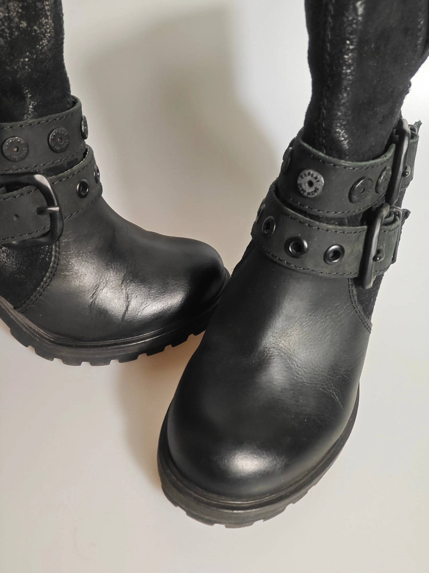 Bottines en cuir noir de Replay, avec boucle à la cheville et semelle épaisse crantée.
