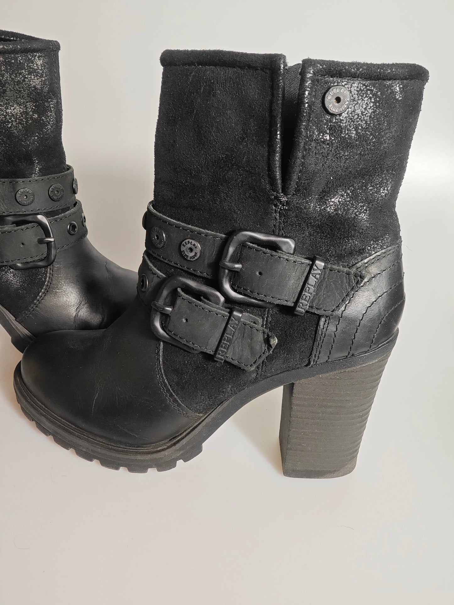 Bottines en cuir noir de Replay avec talon épais et brides à boucles métalliques.