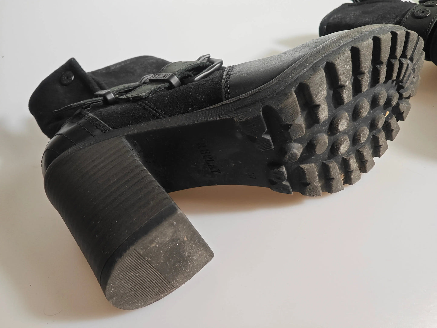 Bottines en cuir noir by Replay, à talon épais et semelle crantée, de seconde main.