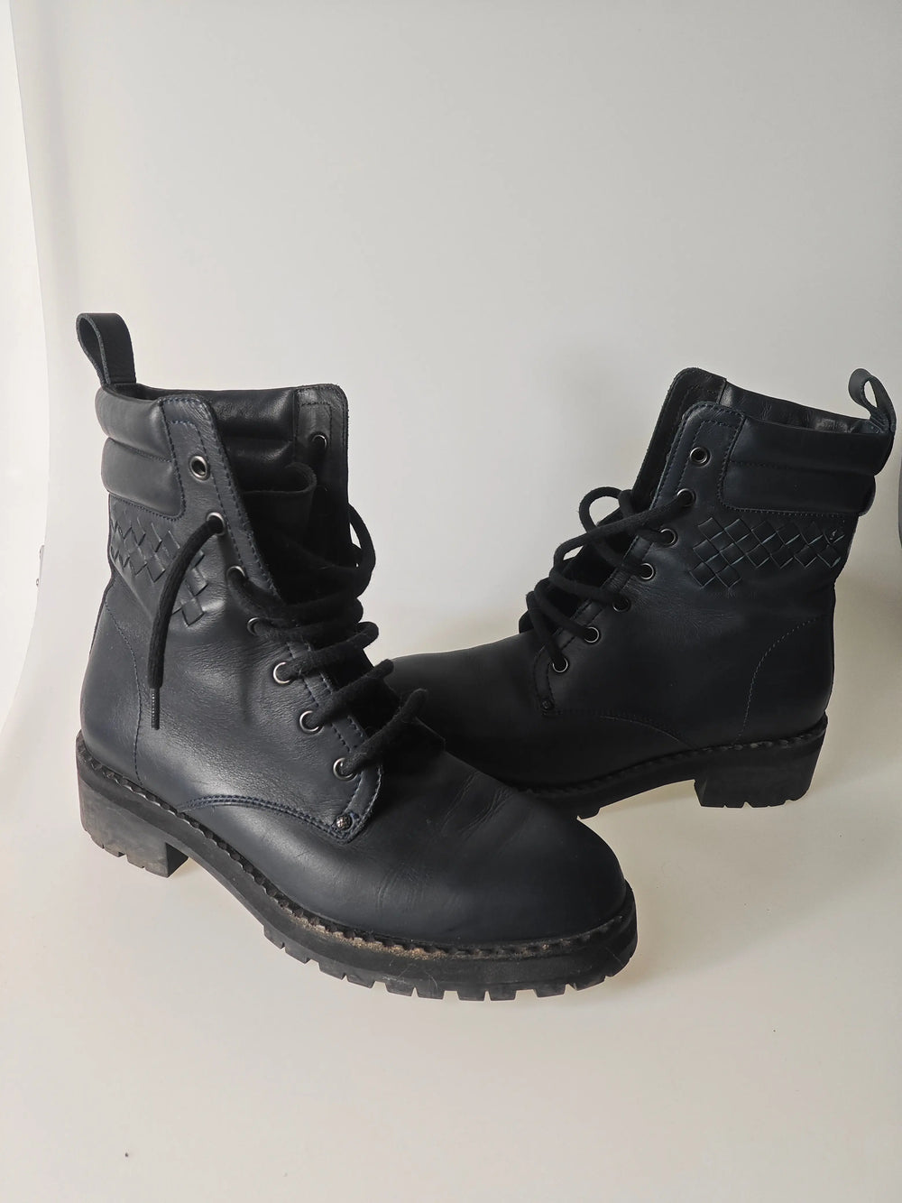 Bottines en cuir noir de Bottega Veneta avec détail tressé sur le côté supérieur et lacets noirs.