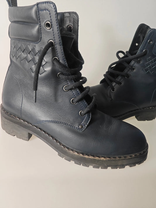 Bottines en cuir noir tressé de Bottega Veneta avec lacets noirs et semelle crantée.
