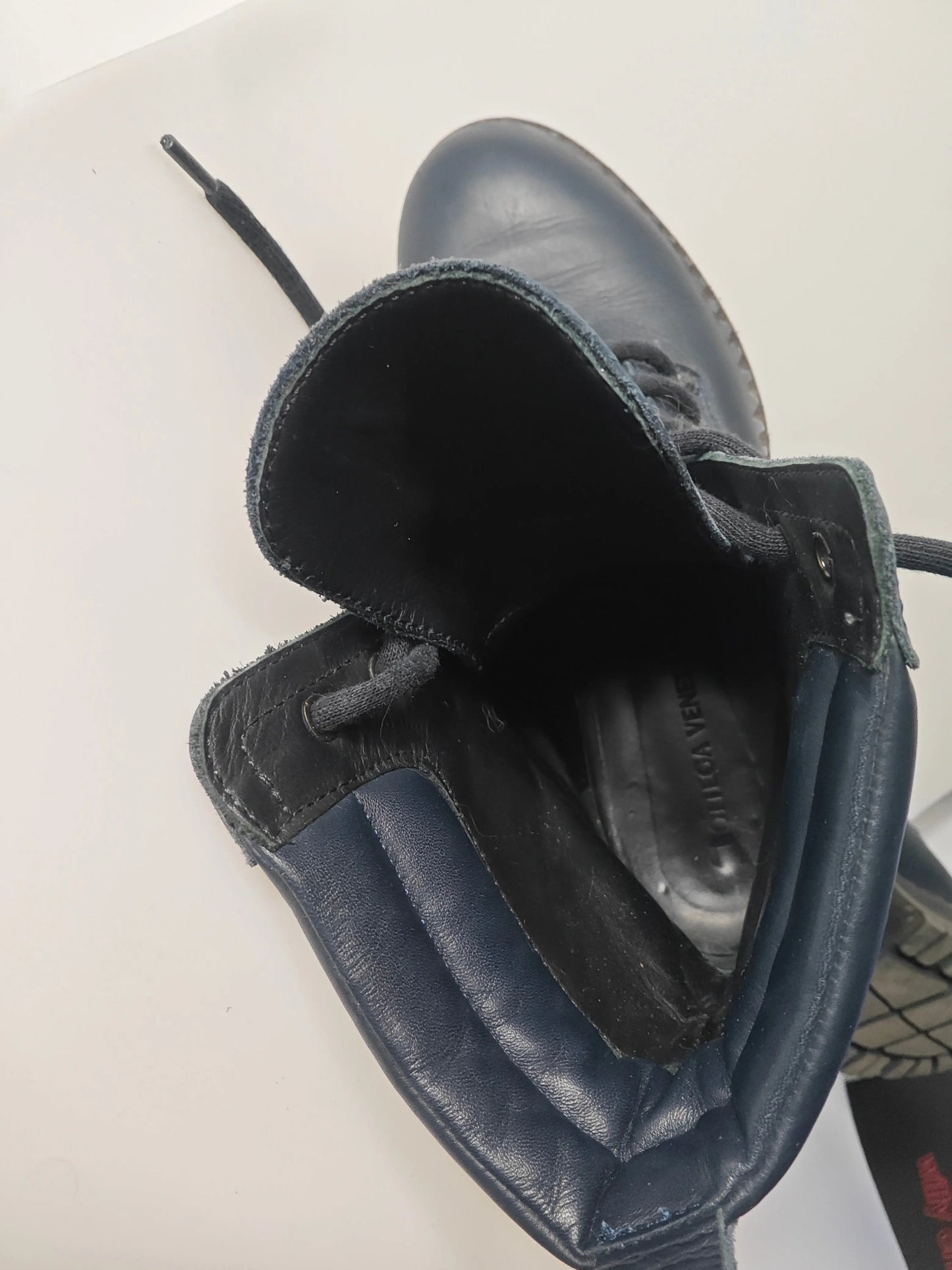 Bottines en cuir bleu marine de Bottega Veneta, avec lacets noirs et intérieur noir.