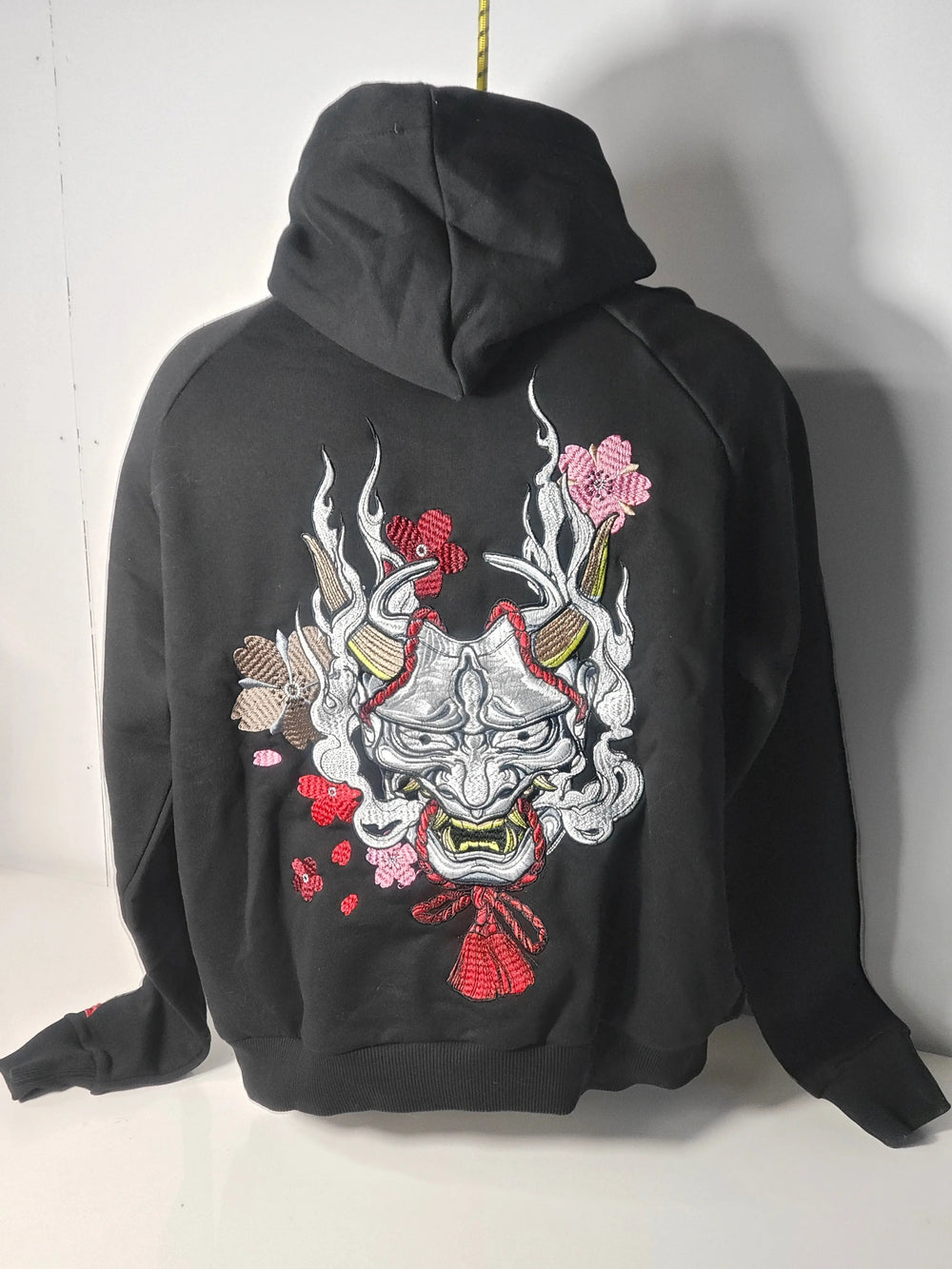 Sweat à capuche noir Arts Of The Streets orné d'une broderie japonaise représentant un masque de démon et des fleurs.