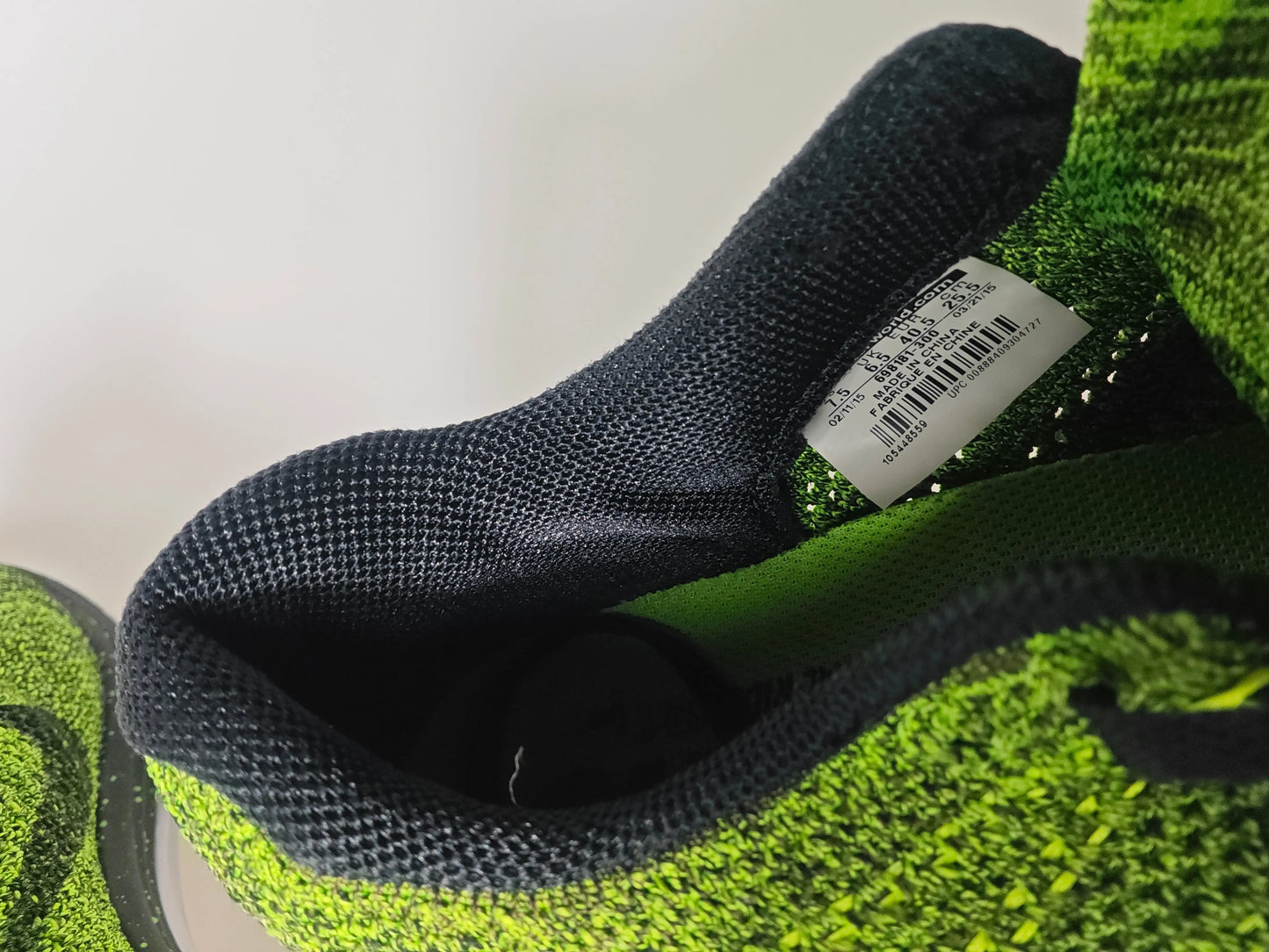 Basket Nike Flyknit Lunar 3 vert et noir de Nike, avec étiquette visible.
