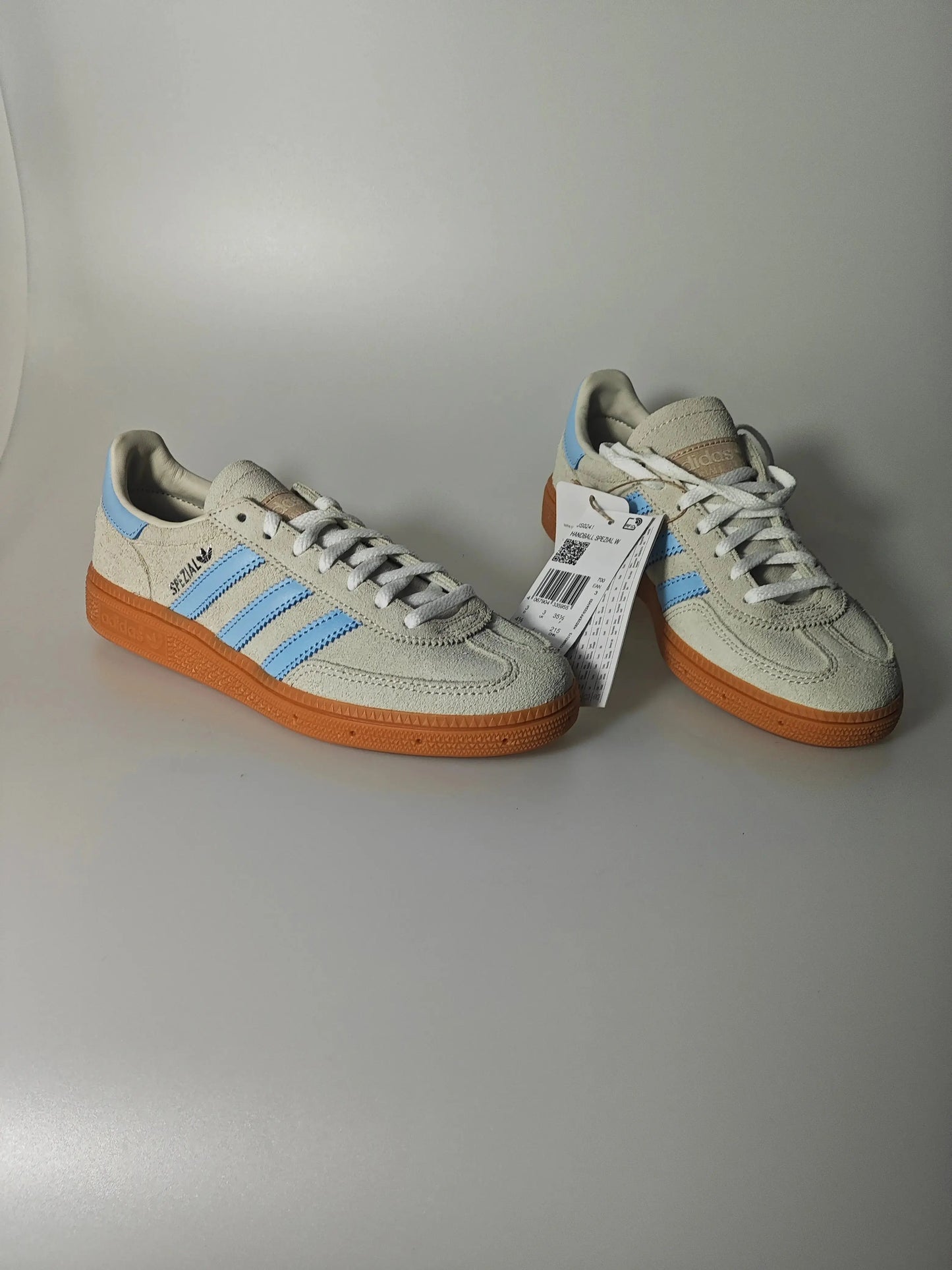 Baskets Handball Spezial W beiges en daim par Adidas, avec semelle extérieure en gomme et détails bleu ciel.
