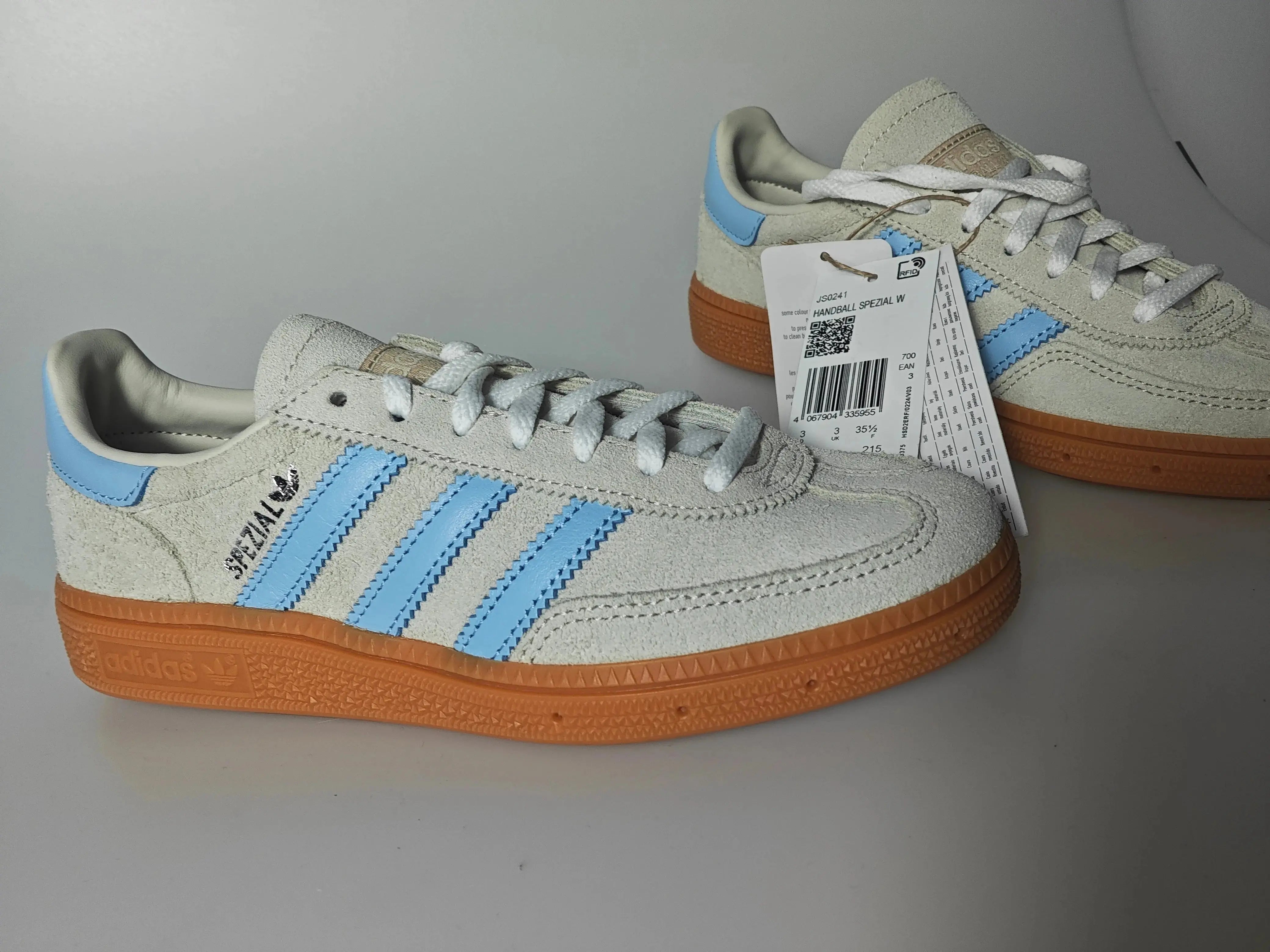 Basket Handball Spezial W beige et bleu par Adidas, présentant une semelle marron texturée.