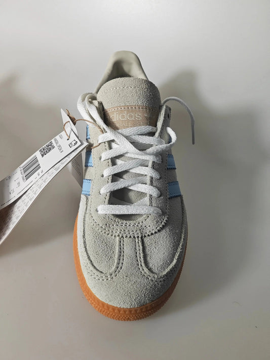 Basket Handball Spezial W beige en daim de Adidas, avec des lacets blancs et étiquettes.
