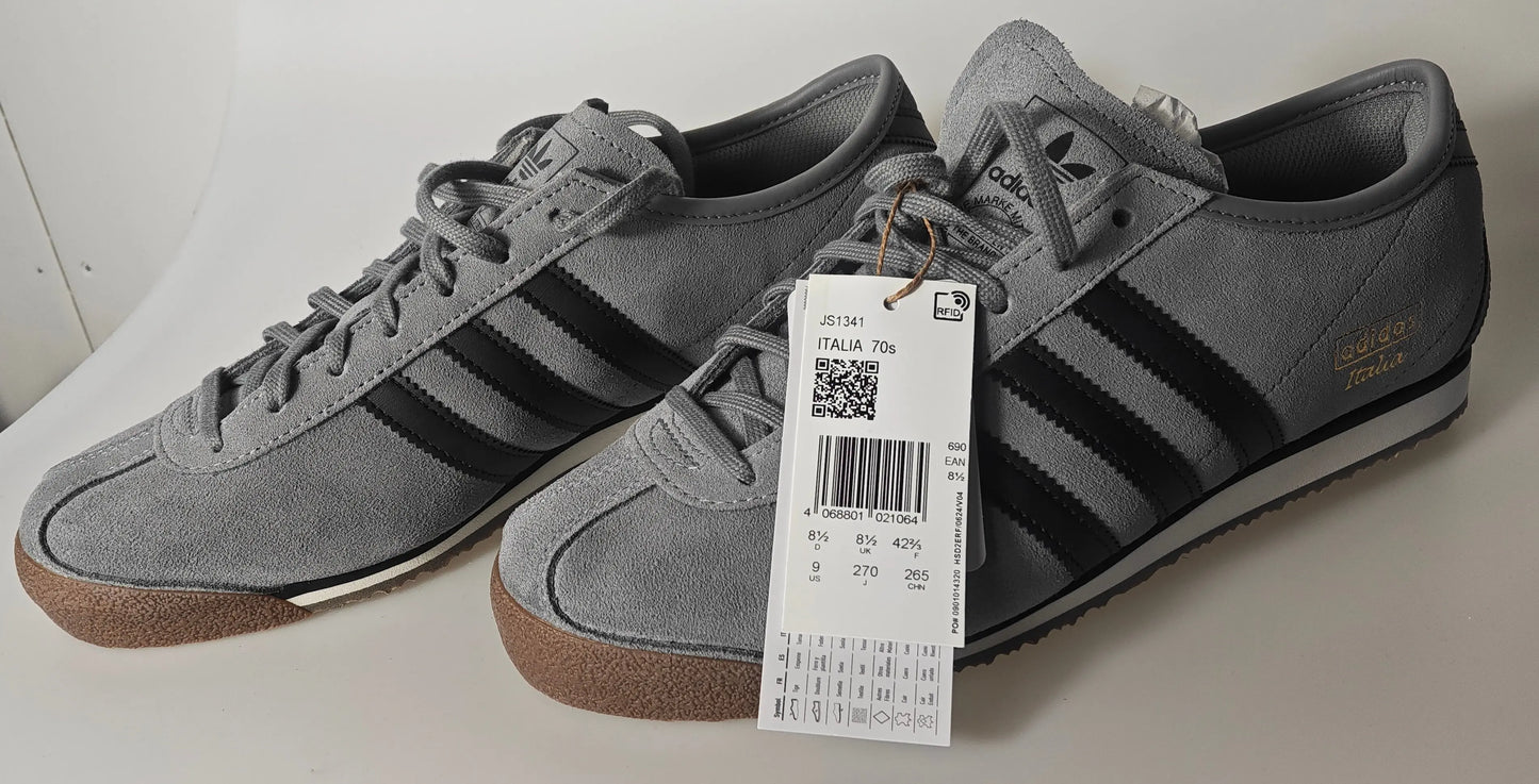 Baskets grises en daim Adidas, modèle Italia 70s, avec trois bandes noires et étiquette attachée.
