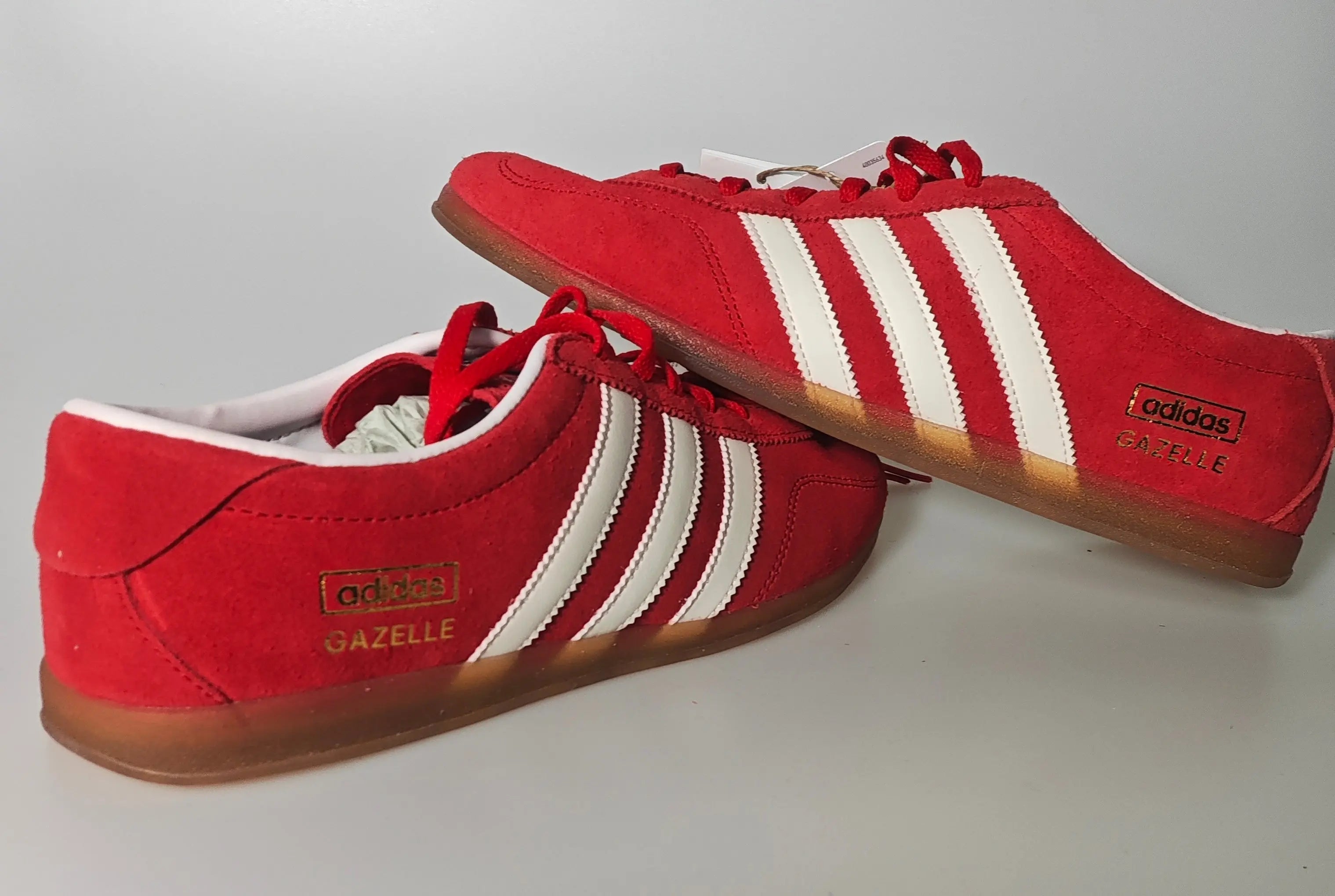 Baskets Gazelle Lo Pro rouges en daim d'Adidas, avec des rayures blanches emblématiques et semelle en gomme.