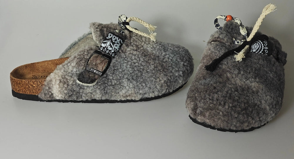 Chaussons fourrés gris de Diabless, avec bride à motif bandana et cordon décoratif.
