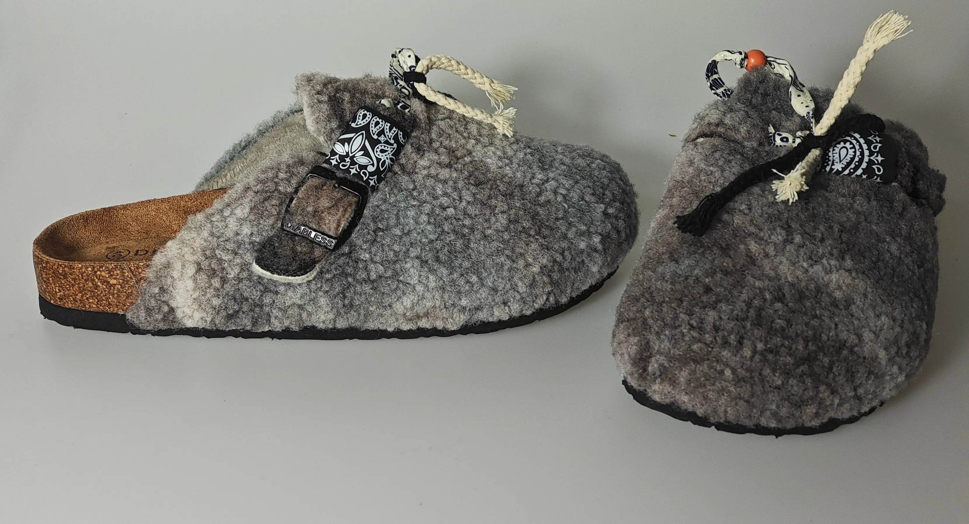 Chaussons fourrés gris de Diabless, avec bride à motif bandana et cordon décoratif.
