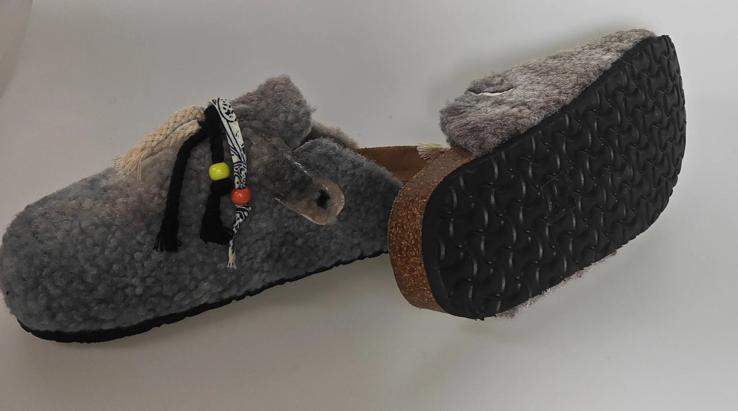 Chaussons gris fourrés de Diabless avec cordelette décorative, perles colorées, semelle en liège et caoutchouc.