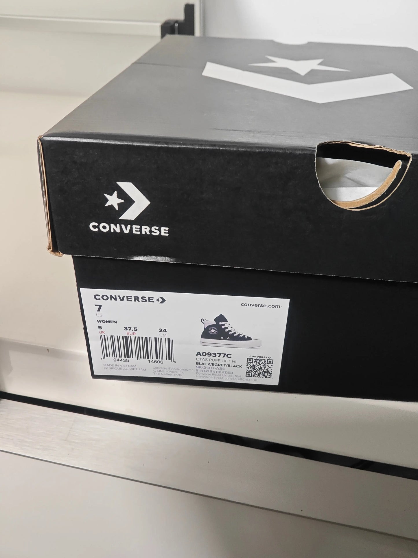 Baskets montantes doublées fourrure Converse Chuck Taylor All Star CTAS Puff Lift HI de Converse, boîte noire visible.
