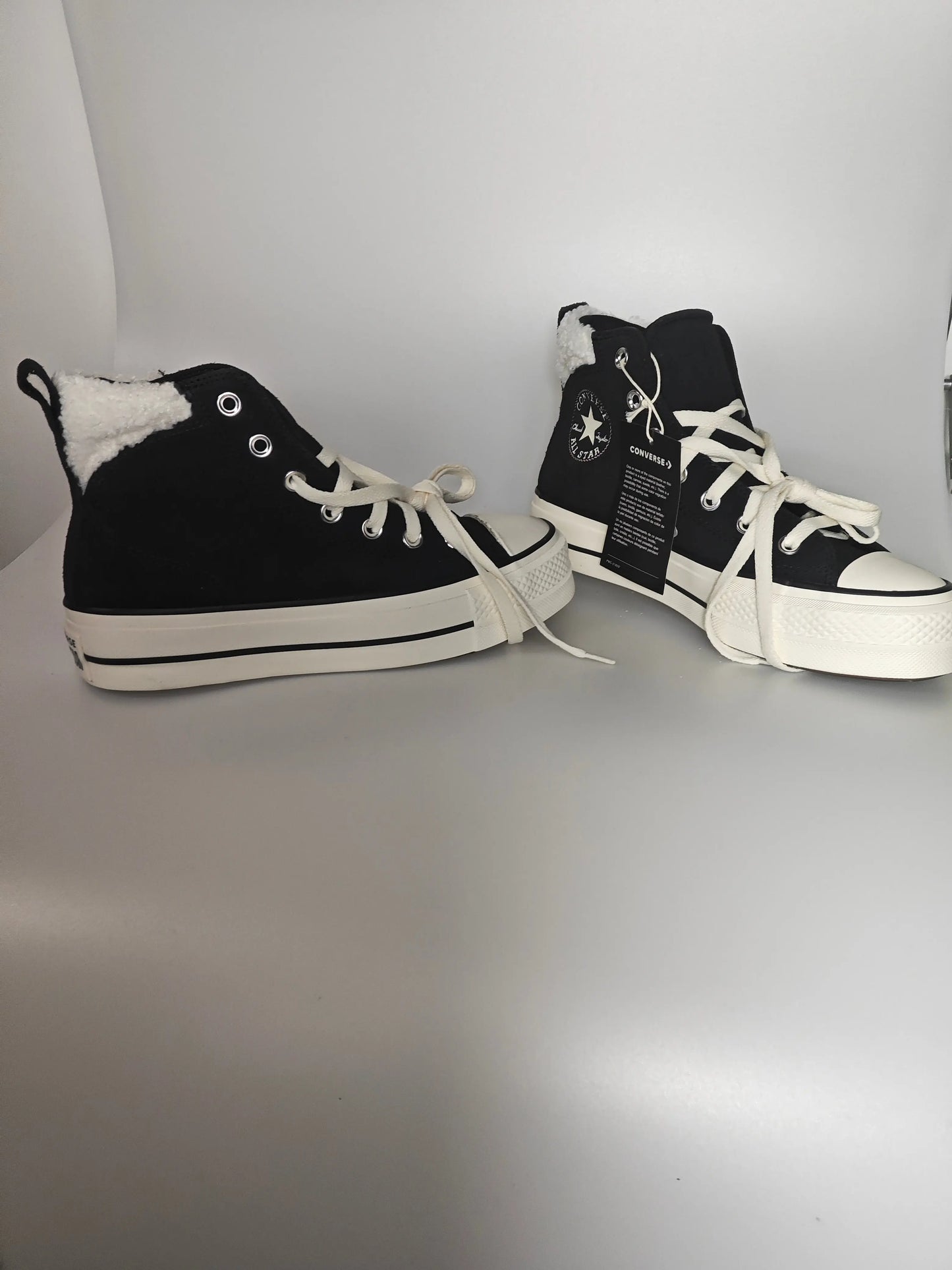 Baskets montantes noires doublées fourrure Converse Chuck Taylor All Star CTAS Puff Lift HI de Converse, avec lacets blancs.