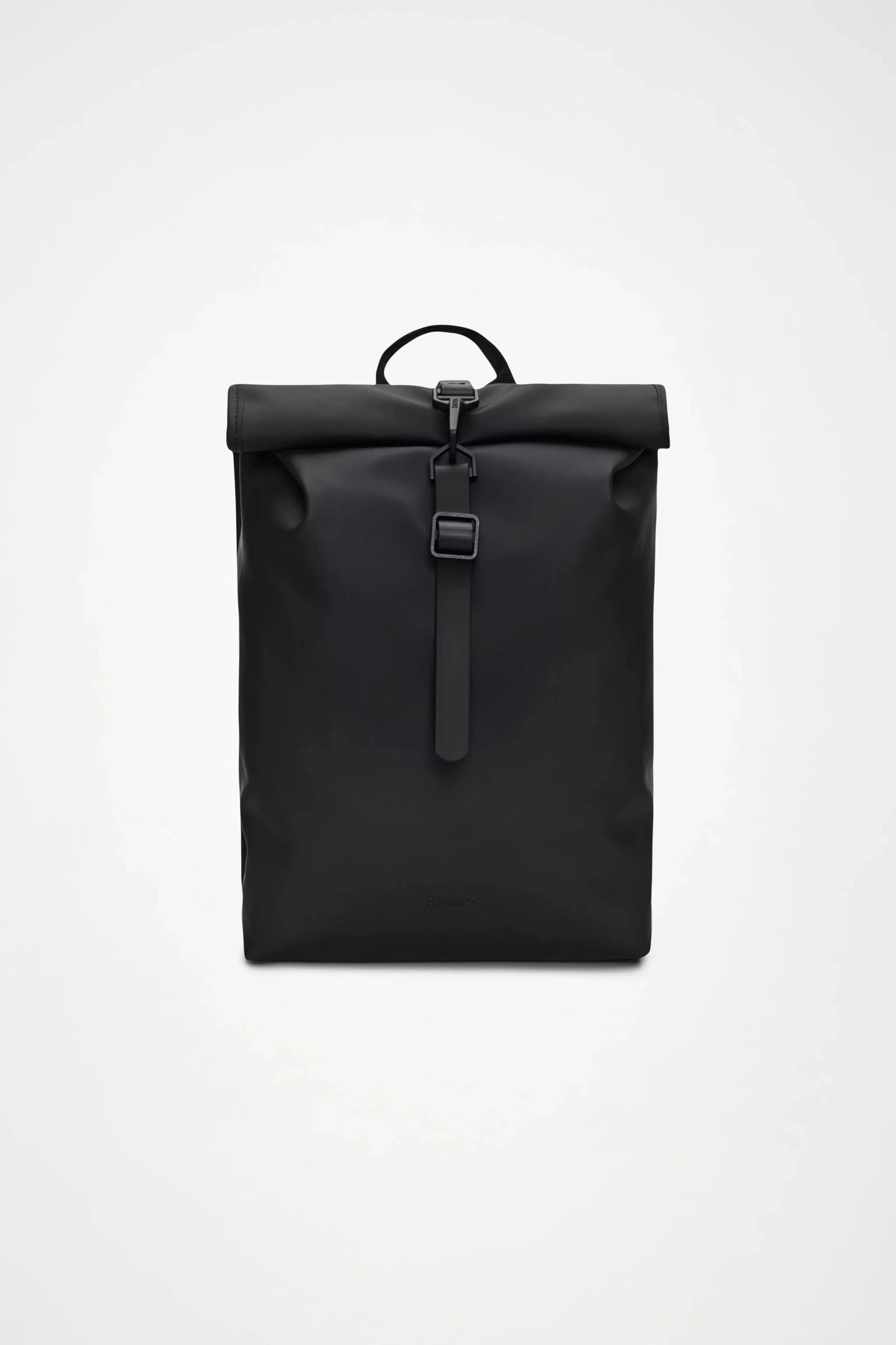 Petit sac à dos rolltop noir de Rains, avec une fermeture à boucle avant et une poignée de transport.