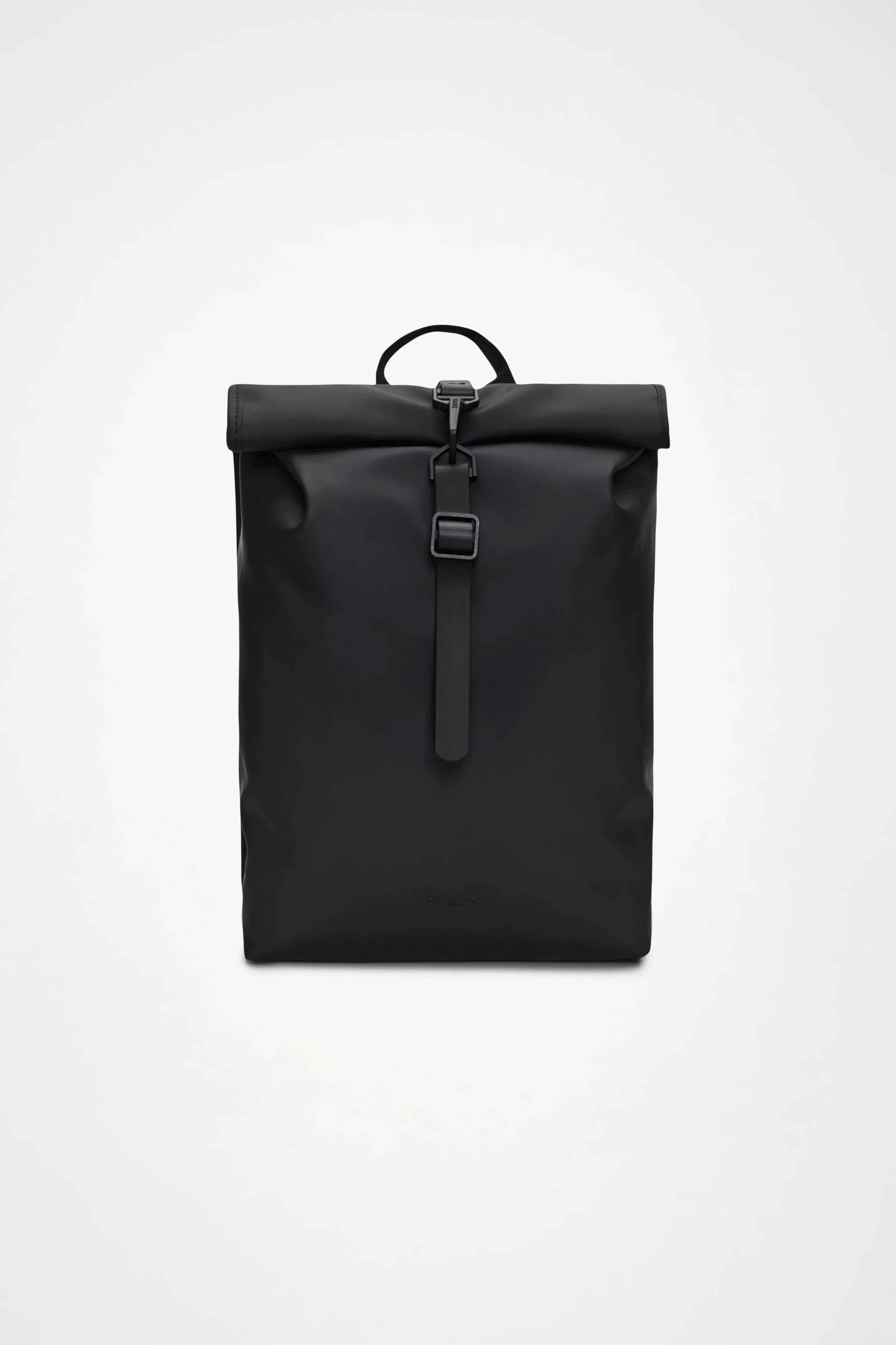 Petit sac à dos rolltop noir de Rains, avec une fermeture à boucle avant et une poignée de transport.
