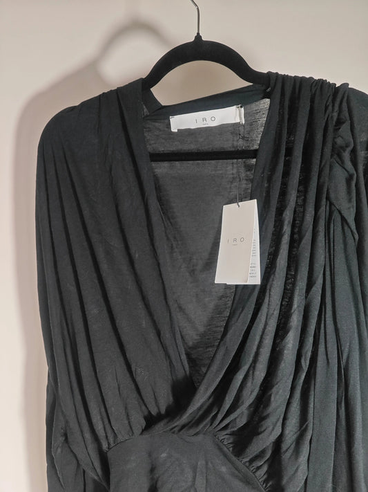 Top noir drapé de la marque IRO, suspendu sur un cintre noir avec étiquettes.
