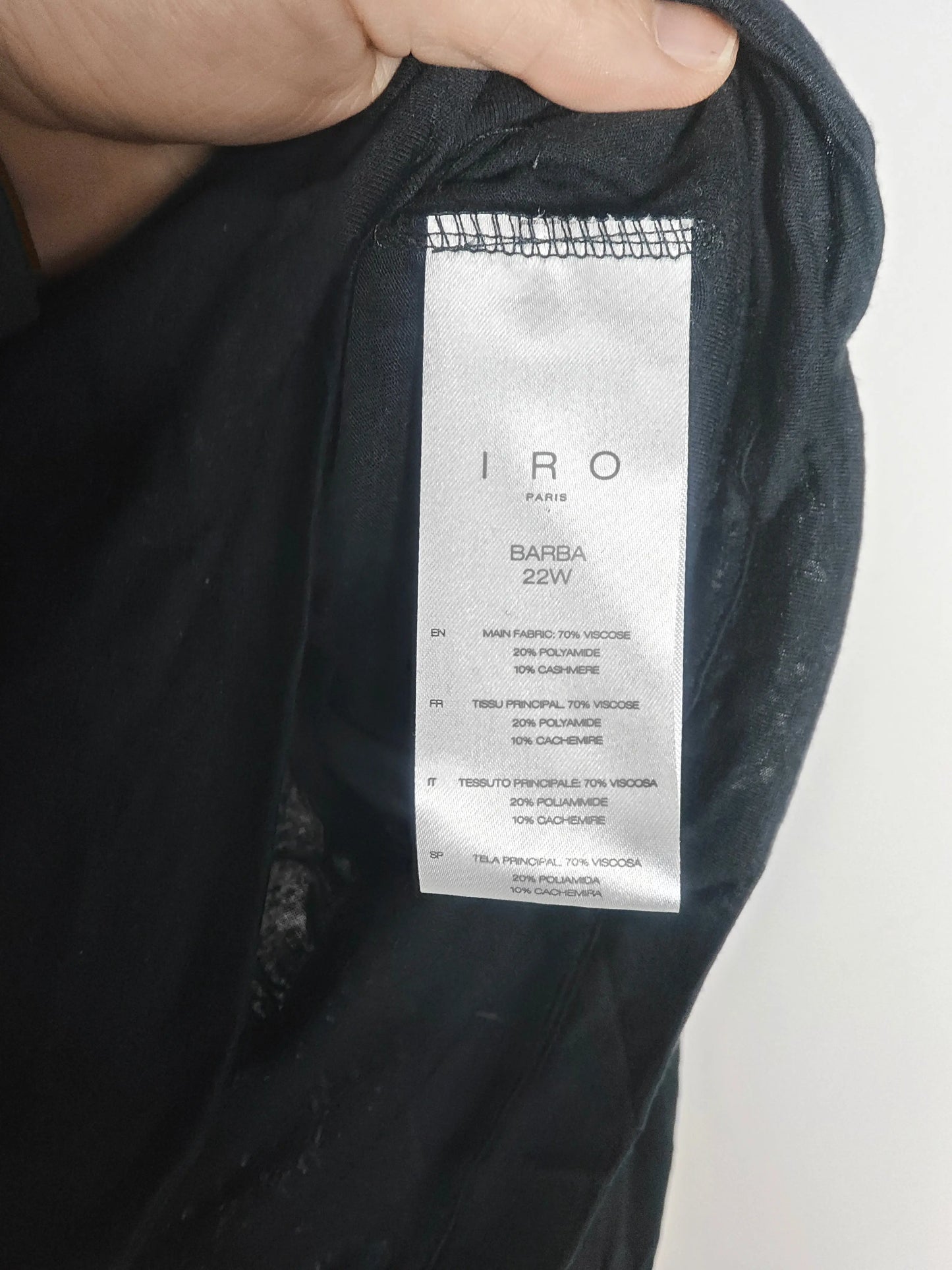 Top noir en viscose par IRO, avec une étiquette de composition visible.
