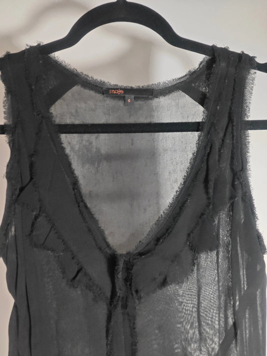 Robe noire fluide de Maje, style bohème chic avec détails de volants frangés.