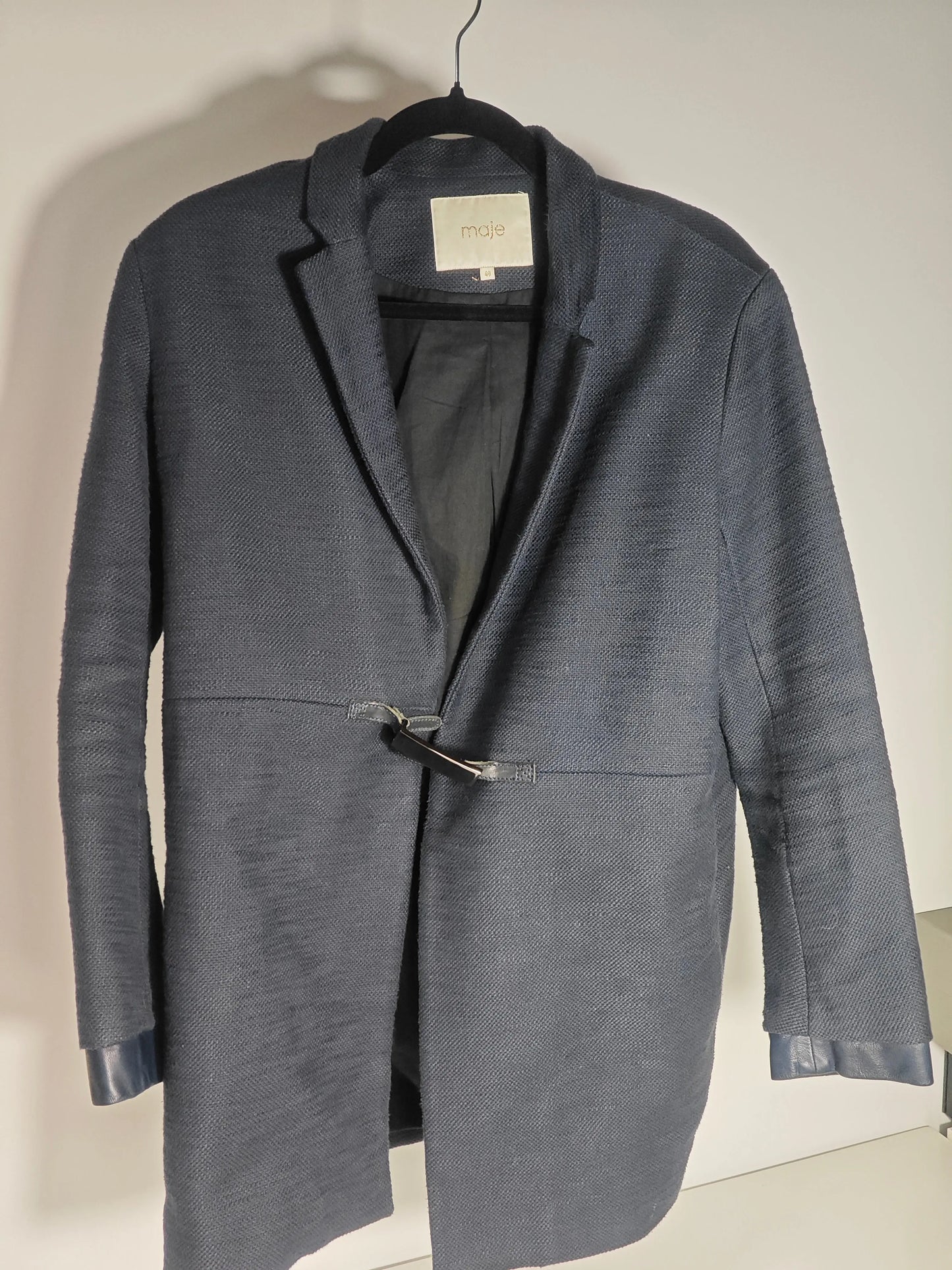 Manteau bleu texturé Maje avec fermeture brandebourg et finitions en cuir bleu marine.
