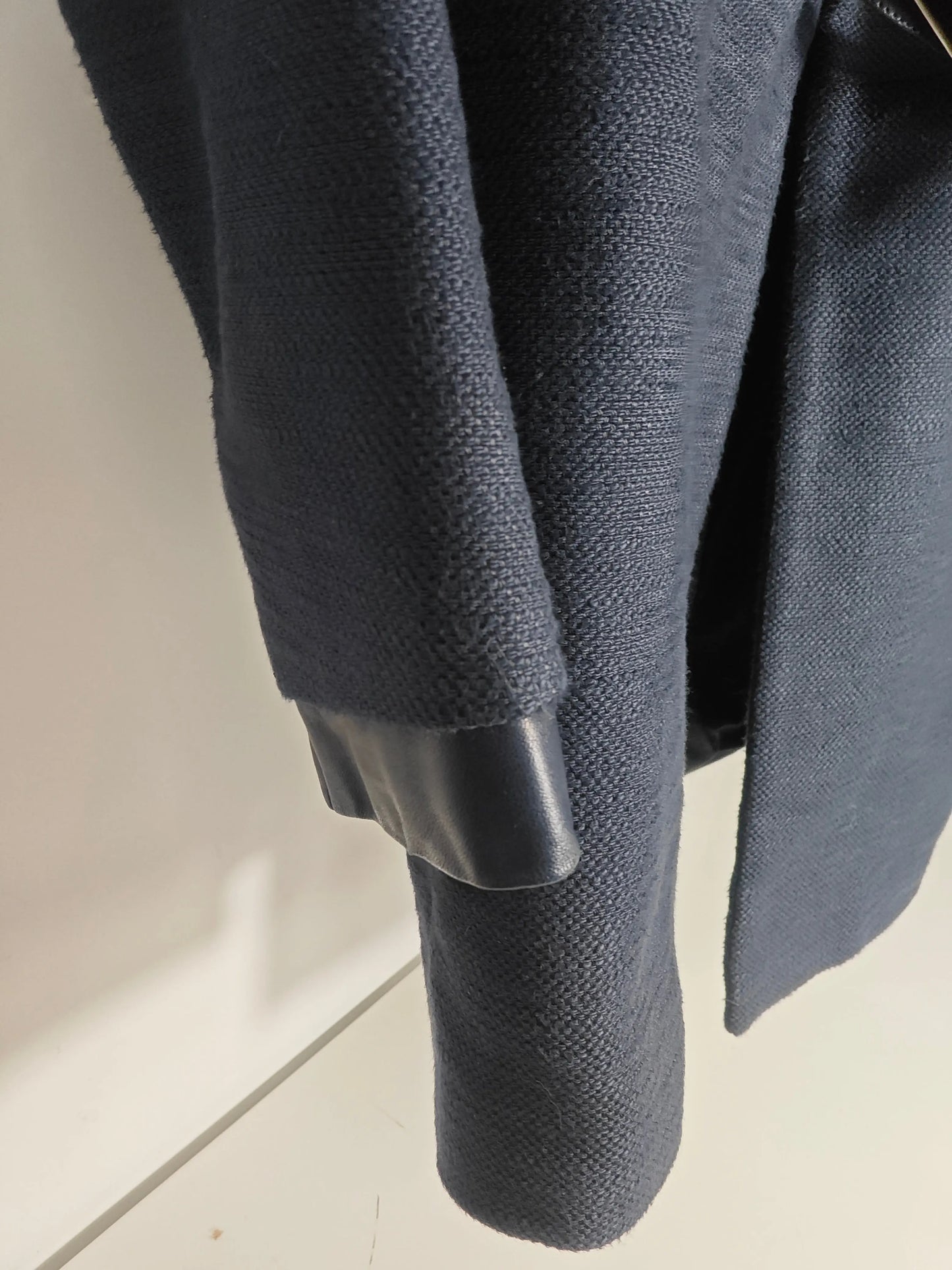Manteau bleu marine en laine, de Maje, avec détail en cuir à l'extrémité de la manche.
