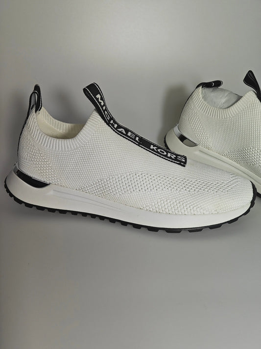 Baskets blanches en maille extensible de Michael Kors avec une semelle noire contrastante.